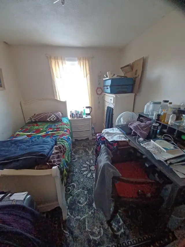 $650 All-Inclusive Furnished Room – 5 Min to Square One, April 1