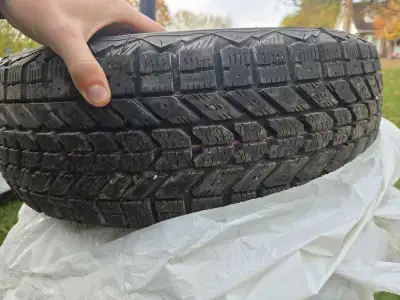 4 pneus d'hiver winterforce de firestone de dimension 195/60R15. Parfait pour ceux qui cherchent une...