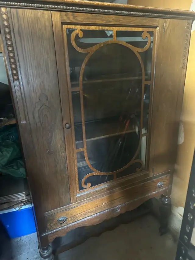 wood china cabinet  in Hutches & Display Cabinets in City of Toronto - Image 2