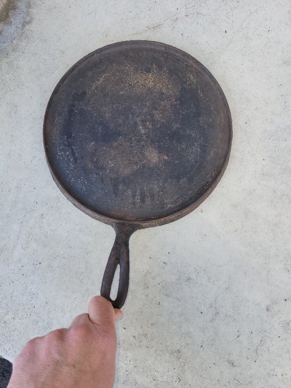 Antique cast iron skillet 10 inches in Arts & Collectibles in Hamilton - Image 2