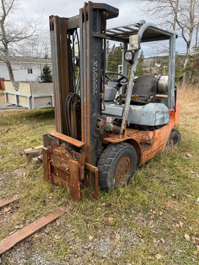 2005 Toyota forklift with rotator Needs pressure relief replaced. Lift, tilt and rotator work. New s...