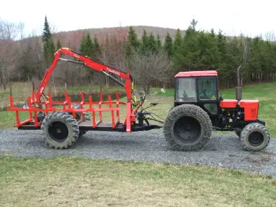 Tracteur Belarus 5190 4x4 1994 avec chaines 8225 heures. Trailer commandé avec chargeuse sur pneus f...