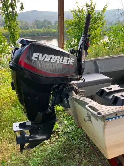 chaloupe en fibre de verre en bonne condition avec moteur 25 force 2017 evinrude 2 temps injection d...