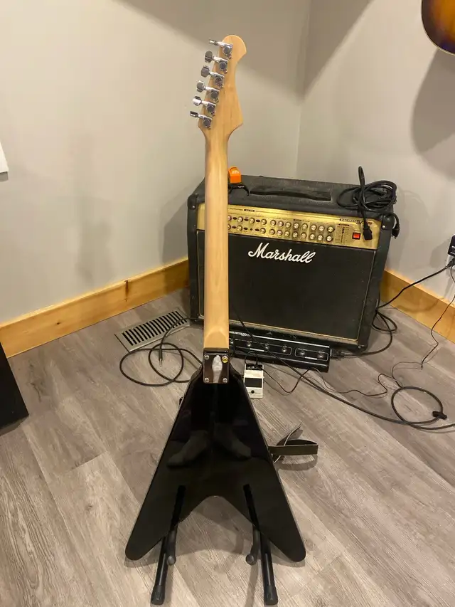 electric guitar in Guitars in Markham / York Region - Image 3