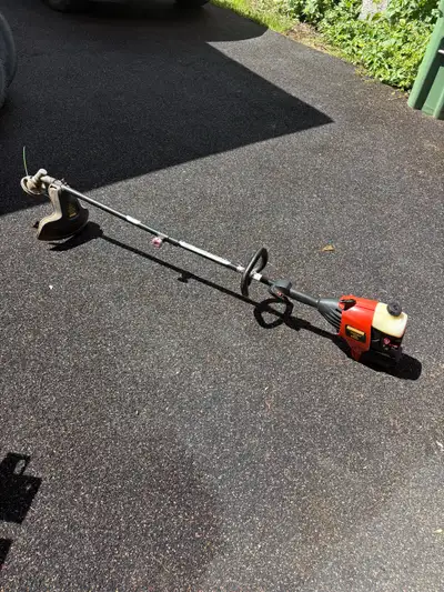 Craftsman convertible gas trimmer. Starts and runs good. Located in northwest Regina (macarthy park