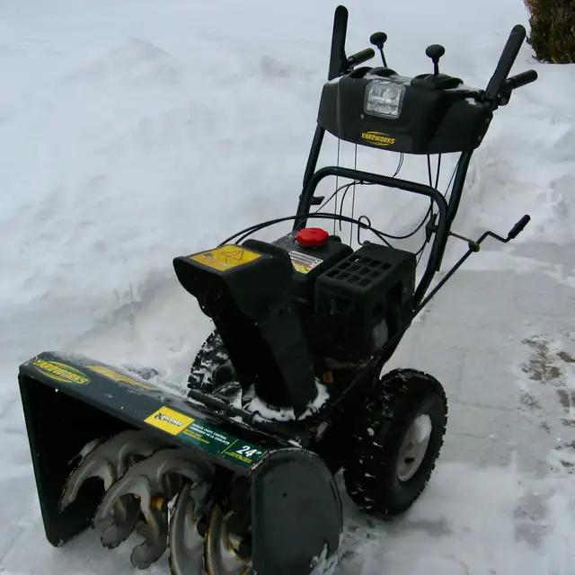 Yardworks Snowblower - Works Well - Delivery Available in Snowblowers in Ottawa - Image 4