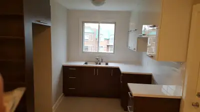 Grand 4 1/2 Renovee. 510 Bord du Lac Dorval.  Chauffage Eau Chau