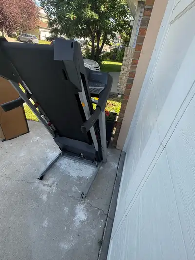 Treadmill good condition Plug in Side handles