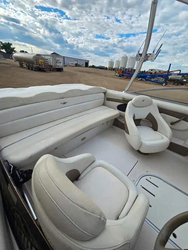 2004 Inboard Boat in Powerboats & Motorboats in Moose Jaw - Image 9