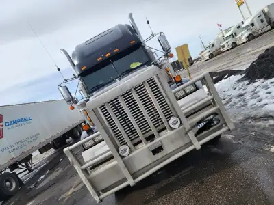 13 speed, detroit 60 series engine no def, fullt rebuild engine with receipts less then 250k on it....