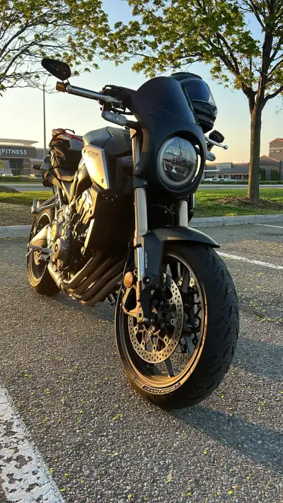 1 owner ~8500 km - 2022 CB650R - Never dropped or damaged mature rider owner New Michelin tires fron...