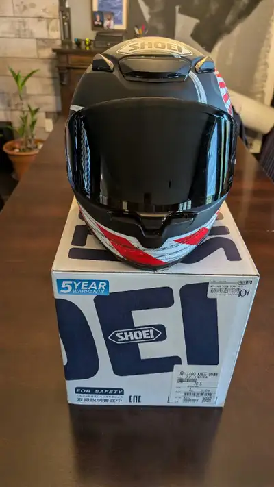 Bonjour, j'ai un casque de moto Shoei RF 1400 modèle Knee down de grandeur large à vendre. Il a été...