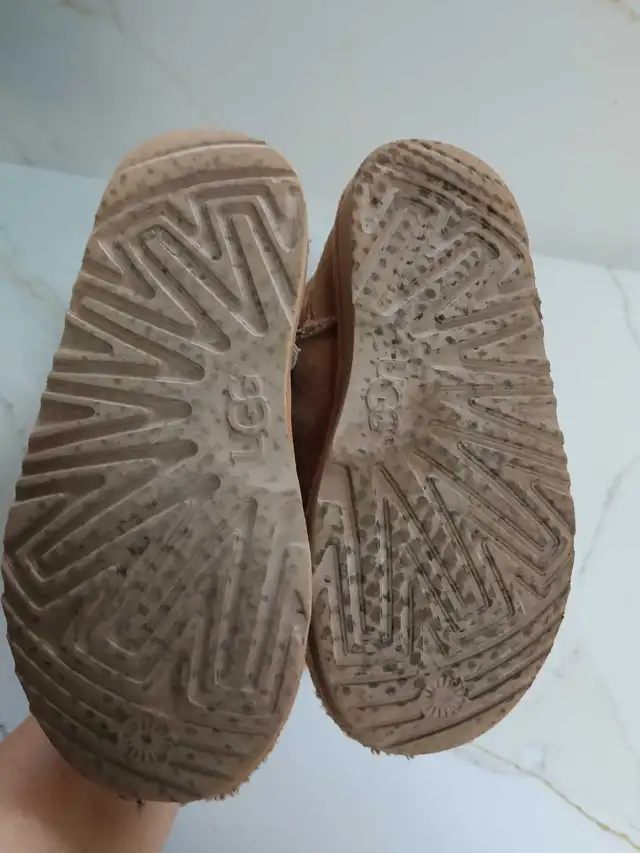 UGG boots size US 1 in Kids & Youth in Oakville / Halton Region - Image 9
