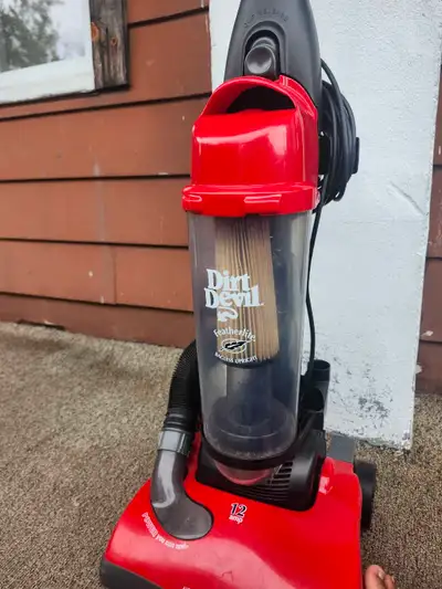 This Dirt Devil Featherlite vacuum cleaner is perfect for quick cleanups! It's in good condition and...