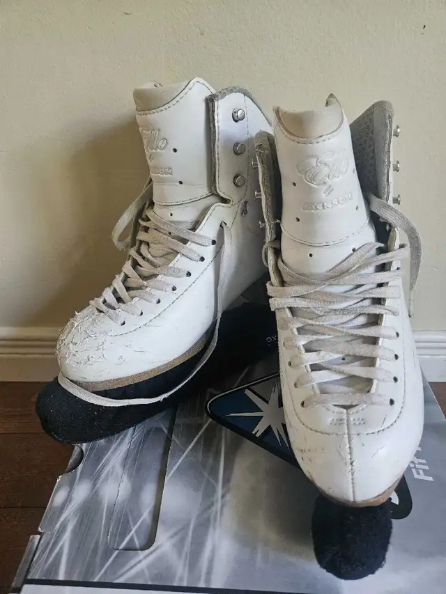 Figure skates kids for girls - size 3.5 in Skates & Blades in Ottawa - Image 6