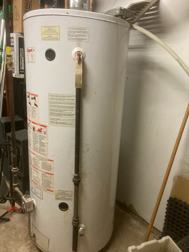 Water heater in Heaters, Humidifiers & Dehumidifiers in Mississauga / Peel Region - Image 2