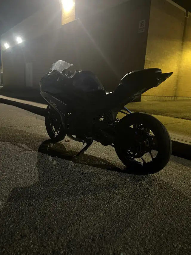 2015 Yamaha YZF-R in Sport Bikes in London - Image 9