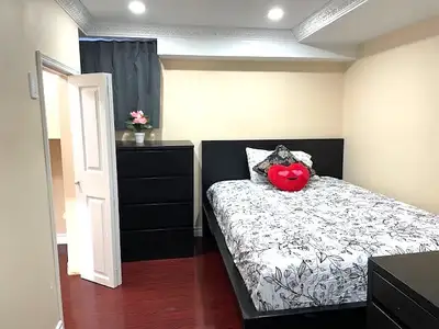 English text follows) (Preferably for female student ) Chambre privee avec serrure . Partage – salon...
