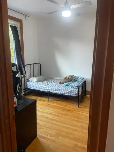 English version For Rent: Beautiful 4½ on 2nd floor – 4th Avenue, Verdun – Available Now! Bright and...