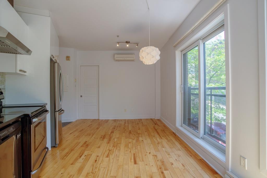 Beautiful condo in front of Parc LaFontaine — photo 3