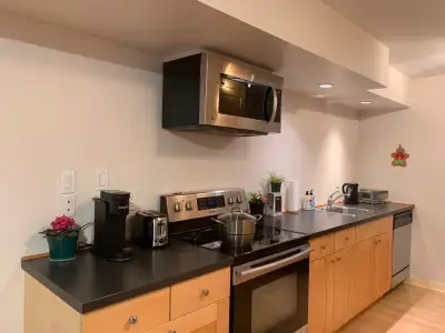 Fully Furnished-3 Bedrm-Ground Floor-Garden Suite-Private Entran