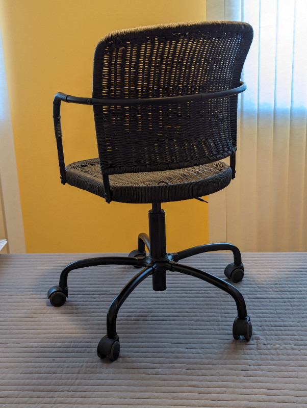 Five-castered black office chair in Chairs & Recliners in Edmonton - Image 2