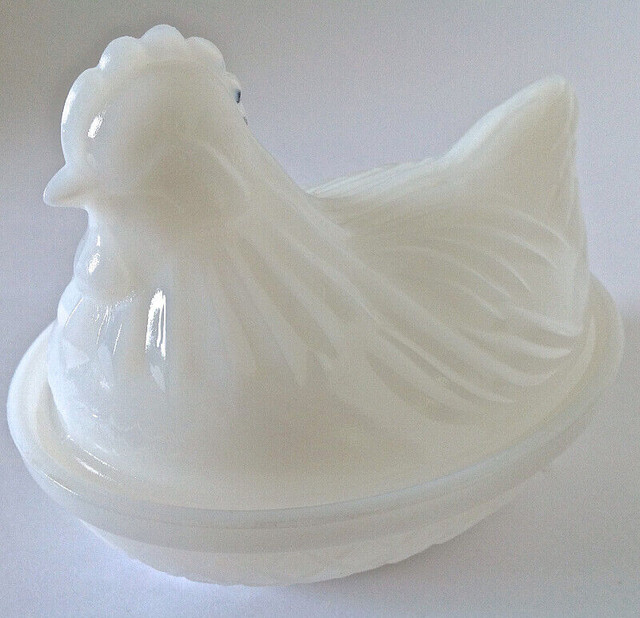Vintage. Collection. Petite poule en milk glass dans Art et objets de collection  à Lévis - Image 4