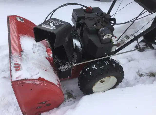 Souffleuse en excellent état - Snowblower in top shape in Snowblowers in Laval / North Shore - Image 4
