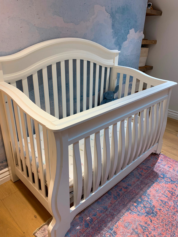 Baby Crib White Painted Wood Finish in Cribs in Guelph - Image 2
