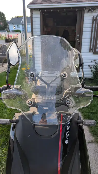 J'ai un pare-brise comme neuf avec le support d'origine pour scooter Super Soco CPX (2021-2026) Aucu...