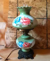 ANTIQUITÉ : Lampe de table métal et verre avec fleurs peintes