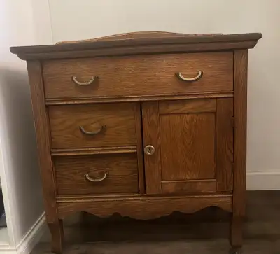 Beautiful antique washstand/ dresser in very good condition. Measurements: 31”W x 17.5”D. 34”H (to l...