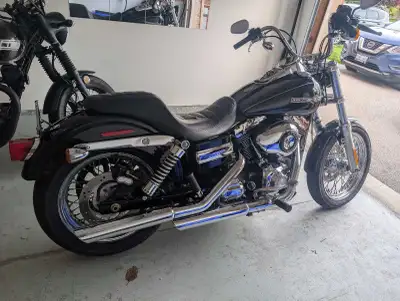 Extremely low km Dyna. Not perfect, has dents and dings and has been dropped. Will need some work to...