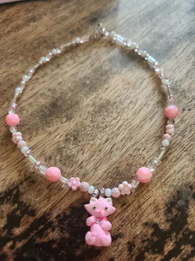 Joli petit collier de chat pour enfant.