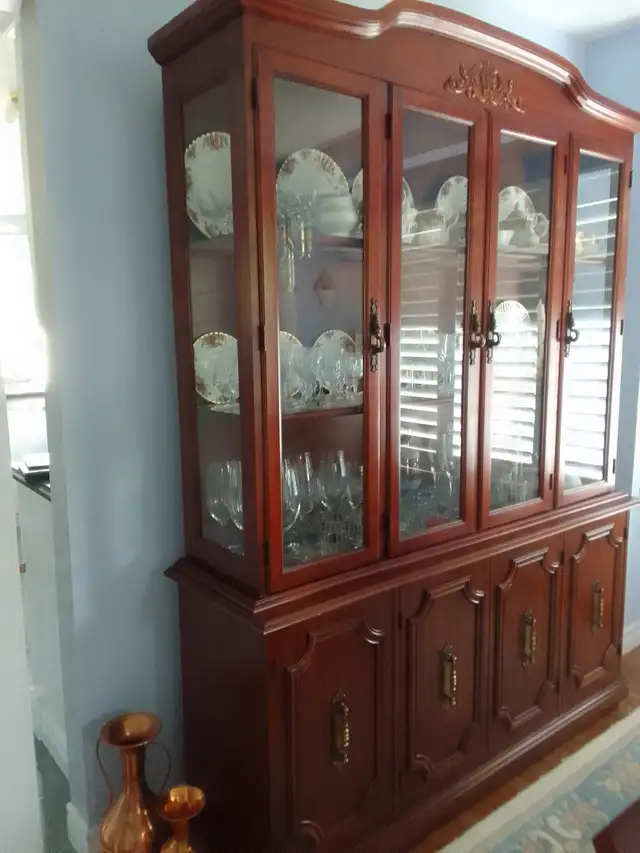 Dining set hutch, table seats six excellent condition in Dining Tables & Sets in Sarnia - Image 3