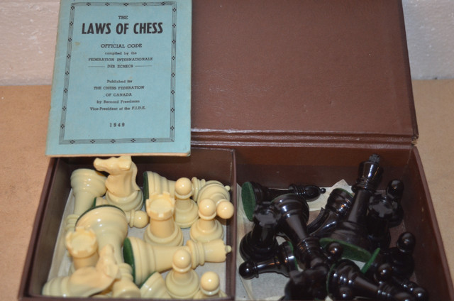 VINTAGE CHESS SET WITH RARE 1949 LAWS OF CHESS BOOK SIGNED BY BE in Arts & Collectibles in Mississauga / Peel Region - Image 2