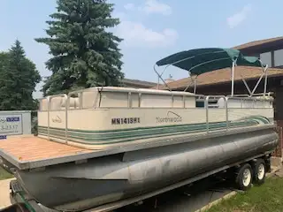 Very nice 22ft Pontoon boat with good seats and carpet. Excellent running newer 50 hp E-Tec BRP ,tri...