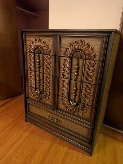 Transform your bedroom with this exquisite, pre-owned vintage bedroom set, featuring ornate wood car...