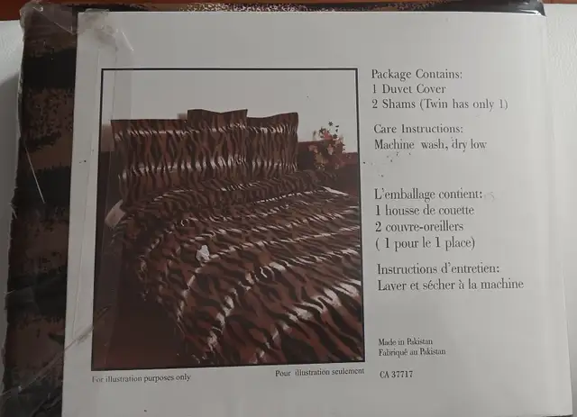 QUEEN TIGER DUVET COVER/TWO SHAMS BRAND NEW IN PACKAGE in Bedding in Belleville - Image 3