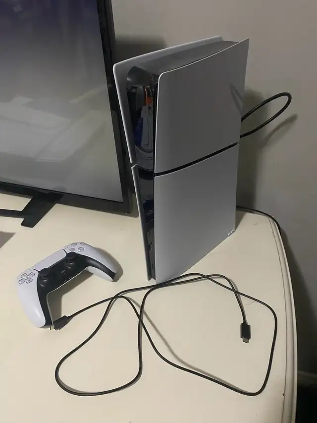 PS5 console and controller in Sony Playstation 5 in St. Catharines - Image 2