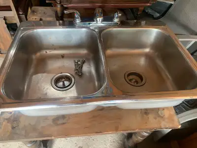 Double stainless steel sink with taps Replaced sink this one no longer needed In new condition Askin...