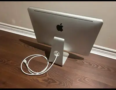 This is a used Apple iMac 21.5-inch, Mid 2011, featuring a 2.5 GHz Intel Core i5 processor and 12 GB...