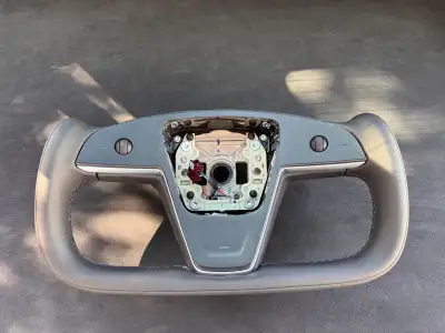 Up for sale is my OEM Tesla Yoke Steering Wheel removed from my 2022 Tesla Model S Plaid after retro...
