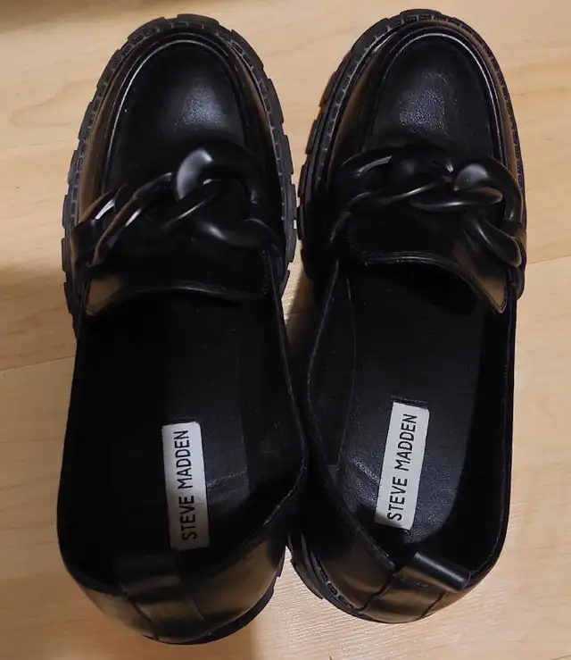 Black Steve Madden Women shoes size 8 with chain style decoratio in Women's - Shoes in Peterborough - Image 4