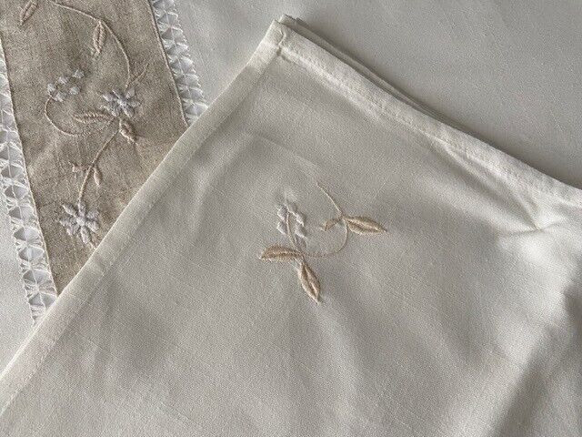 Round Table Cloth with Napkins - New in Kitchen & Dining Wares in Markham / York Region - Image 2