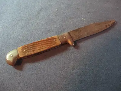 Appx. 7.75" in length, this vintage knife probably dates to early 1960's, perhaps earlier. I have cl...