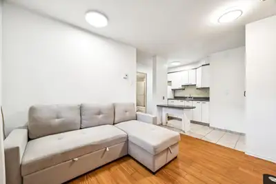 TRÈS BEAU SEMI-MEUBLÉ, LOGEMENT RÉNOVÉ A LOUER 2 1/2 – comme un 3.5 bien situé au Vieux Longueuil pr...