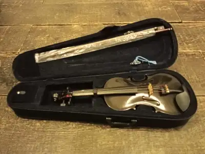 VIOLIN CERVINI CREMONA, COLOR METALLIC BLACK Violin Cervini Cremona, full size (4/4) color metallic...