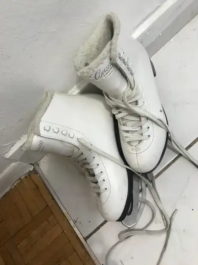 White Women HOCKEY SKATES Size 6 US in perfect condition $30, View more
