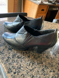 Estate sale- ladies leather shoes